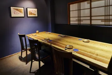 上質な個室で過ごす贅沢なプライベート空間 | 【個室確約 接待・会食プラン】希少な伊勢海老とセレクト和牛の競演、陶芸家の器で彩る全7品の相の間コース★中目黒駅から徒歩3分★洗練された空間で贈る、特別な接待・会食★