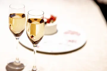 乾杯スパークリングワイン＆メッセージ付きホールケーキで特別な記念日を演出 | 【アニバーサリーランチプラン】銀座駅より徒歩2分★フレンチ×洋食の贅沢ランチコース＋乾杯スパークリングワイン＋メッセージ付きホールケーキ