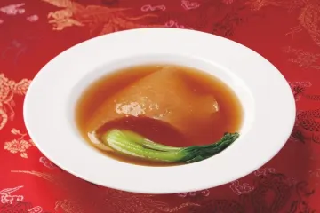 和やかなひとときに寄り添う、大切な日の中華コース | 【6〜99名 個室確約×結納･顔合わせプラン】フカヒレの姿煮や和牛フィレ肉のステーキなどの重慶飯店の中華コース＋乾杯ドリンク＋テーブルを彩る装花付き★ローズホテル横浜のプライベートダイニング★