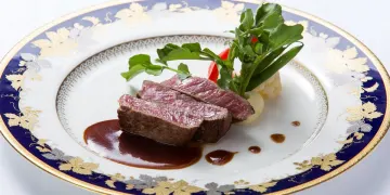 贅沢なランチコースで、ご両家の大切な方々をおもてなし | 【土日祝限定！2〜18名/個室確約×結納･顔合わせプラン】乾杯スパークリング＆牛フィレ肉含む豪華ランチ全７品＋★心斎橋の迎賓館レストラン★