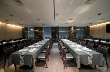 ゲストの方々とゆったりとお話ができるプライベート空間 | 12名～60名【Anny限定・個室確約 最高級懐石ハレの日プラン】親族会食やお披露目会、ウェディングパーティーに★ケーキ+乾杯酒+飲み放題付き・持ち込みギフト無料★サンシャイン60の絶景望む高層階でお祝い