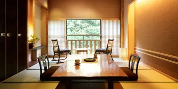 渓流を眺めながら楽しむ特別な個室 | 【完全個室×アニバーサリー会席】季節の旬を堪能、地産素材をふんだんに使った絶品会席料理【昴】★泉佐野の美しい自然とともに心温まる極上のひととき