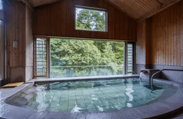 温泉で心身ともに癒される至福体験 | 【完全個室×結納・顔合わせプラン】地元産の絶品食材を使用した四季折々の贅沢お祝膳【昴】★泉佐野の大自然に包まれた渓流の絶景とともに