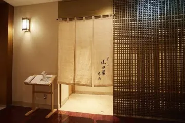 歴史と伝統が受け継がれた老舗の臼杵ふぐ料亭で穏やかなご家族の時間 | 【個室確約】結納・顔合わせランチプラン★全6品ふぐコース＋メッセージプレート付き★丸の内でお二人の未来を祝福★