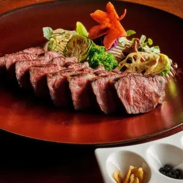 大切な日をより華やかに演出〜シェフ厳選★特選食材を使用した贅沢なコース | 【窓側パノラマペアシート確約★極上の夜景×サプライズプロポーズ】心に刻まれる至福の美食時間〜とろけるような舌ざわり★神戸ビーフディナーコース〜洗練と煌めきが溶け合う非日常空間★品川駅徒歩2分・品川プリンスホテル39階