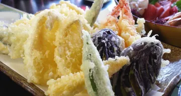 貸切屋形船で味わう、極上の海の幸と揚げたて天ぷら | 【金土日祝限定】アニバーサリーや記念日に最適！貸切屋形船プラン★隅田川やお台場の景色を楽しむランチ・ディナー★天ぷら＆ズワイガニの贅沢コース＋2.5時間飲み放題付き