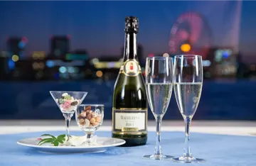 記念日を華やかにスタートさせるお好みの乾杯ドリンク | 【アニバーサリープラン】牛フィレ肉のポワレを含む平日限定フレンチフルコースディナー★横浜夜景120分クルーズ＋お好みの乾杯ドリンク付き★