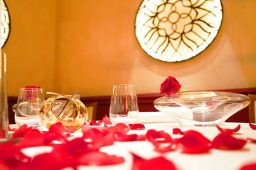 落ち着いた時間が流れる優美なプライベート空間 | 【Anny限定 個室確約プロポーズプラン】季節感ただようフレンチコースランチ＋乾杯ドリンク＋メッセージプレート★バラの花びらのテーブルデコレーション付き★銀座で特別なアニバーサリーを★ LE