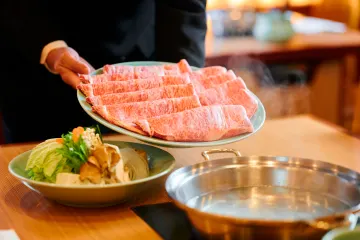 近江牛と黒毛和牛、旬の野菜をヘルシーなしゃぶしゃぶで堪能 | 【アニバーサリープラン】近江牛や黒毛和牛など3種の肉や、旬野菜のしゃぶしゃぶ食べ放題ディナー＋乾杯スパークリング★奥渋谷に佇むしゃぶしゃぶの名店で上質な肉に舌鼓