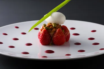 特別な日のランチの締めくくりに、メッセージカードを添えたデザートを | 【Anny限定アニバーサリーランチ】前菜2品とWメイン含むシェフおまかせランチコース＋メッセージカードを添えたデザート付き★六本木の落ち着きのある空間で心躍る記念日を