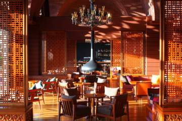 特別な日にも最適な、開放感あふれるテーブル席 | 【土日祝限定 アニバーサリーランチプラン】旬の食材がたっぷりと楽しめるルイガンズビュッフェ★リゾート感溢れる福岡のTHE LUIGANSで極上のひとときを★