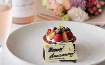 メッセージプレート付きのデザートプレートで華やかなお祝い | 【個室選択可×アニバーサリーランチプラン】新鮮な食材を使用したフレンチコース＋乾杯用スパークリングワイン＋花束(1組様につき1つ)＋メッセージプレート付きデザート★JRタワーホテル日航札幌・札幌駅直結★