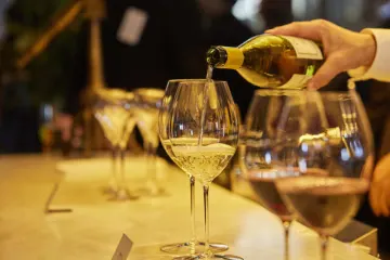 乾杯は華やかに、シャンパーニュで祝福 | 【クリスマスディナープラン】聖夜を彩るシェフ渾身の全7品★乾杯シャンパーニュ付 or 4種のドリンクペアリング付★★銀座駅直結「GINZA PLACE」7階★