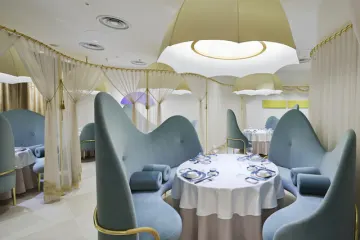 翡翠色のソファーが映える上質な半個室で晴れやかな顔合わせを | 〜8名様【半個室確約/結納・お顔合わせプラン】最高級フカヒレなどを堪能する厲家菜伝統ランチコース全2種＋乾杯ドリンク＋メッセージプレート★ご家族の縁を結ぶひとときを★銀座一丁目駅から徒歩1分