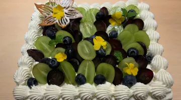 特別な日を華やかに演出、サプライズメッセージプレートで感動を | 【銀座で過ごす特別な夜★最大7名可能×お祝いディナープラン】和牛とフカヒレの豪華ジャパリアンフュージョンコース全9品+お祝いに華を添えるメッセージプレート付き