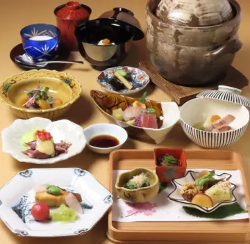 四季折々の美食で彩る本格会席コースを堪能 | 水～金限定！【6～12名様・貸切確約／顔合わせ・結納ランチプラン】旬の美味を楽しむ会席コース全7品★浅草の風情と本格日本料理でご両家のご縁を結ぶ