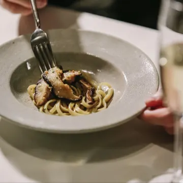 心を満たす一期一会の美食体験★月に一度22席限定のスペシャルディナーに舌鼓 | 【月1開催★イベントディナー参加型×貸切プロポーズ】和洋折衷ディナーコース全6品＋バラの花束〜コンシェルジュが寄り添う★南山エリアで叶える、心に響くプロポーズ