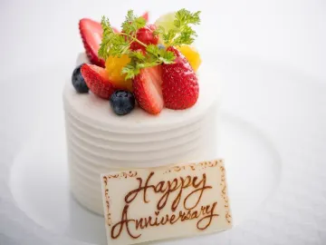 記念日ディナーを華やかに彩る乾杯用シャンパン＆メッセージを添えたアニバーサリーホールケーキ | 【オーシャンビューの非日常空間×記念日ディナー】五感を刺激する極上の美食体験★鉄板焼きディナー全7品＋乾杯用ドリンク＆メッセージを添えたアニバーサリーホールケーキ★ホテルモントレ沖縄スパ＆リゾート