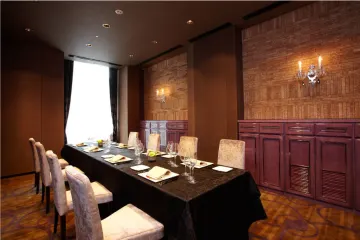 個室での極上ディナーと、心に残るサプライズ演出で特別なビジネス会食のひとときを | 【個室確約 接待・会食プラン / Tradition】フレンチコース＋乾杯スパークリングワイン＋メッセージプレート★肥後橋駅直結の伝統あるレストランで記憶に残るビジネス会食を★