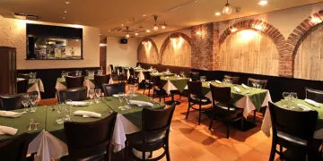 エレガントな空間で過ごす至福のひととき | 【Anny限定！アニバーサリープラン】茅場町駅から徒歩4分★イタリア三つ星店経験の佐野シェフが贈る極上お任せフルコース＋メッセージ付きデザートプレート＋乾杯シャンパン付き