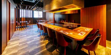 温かみ溢れる空間で楽しむ贅沢な鉄板焼きディナー | 【最大8名★アニバーサリーディナープラン】A5黒毛和牛2種食べ比べ等全12品＋乾杯スパークリング＋メッセージ付きプレート＋鉄板前カウンター席確約★天神橋の贅沢鉄板焼きを五感で楽しむ特別な夜