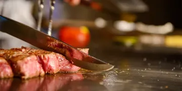 女性シェフが手掛ける極上A5黒毛和牛のライブ感たっぷりの鉄板焼 | 【最大8名★アニバーサリーディナープラン】A5黒毛和牛2種食べ比べ等全12品＋乾杯スパークリング＋メッセージ付きプレート＋鉄板前カウンター席確約★天神橋の贅沢鉄板焼きを五感で楽しむ特別な夜