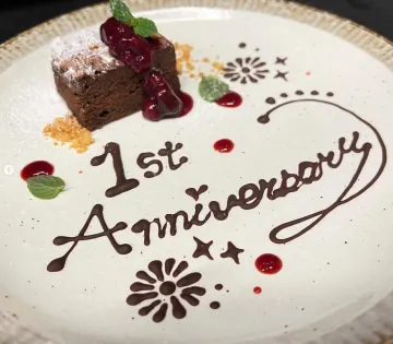 記念日を彩るA5黒毛和牛の食べ比べ＆乾杯スパークリング＆メッセージ付きプレート | 【最大8名★アニバーサリーディナープラン】A5黒毛和牛2種食べ比べ等全12品＋乾杯スパークリング＋メッセージ付きプレート＋鉄板前カウンター席確約★天神橋の贅沢鉄板焼きを五感で楽しむ特別な夜