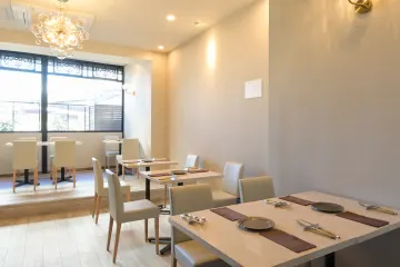 モダンなインテリアが演出するロマンティックな空間 | 【メッセージプレート付】元町の本格イタリアンでアニバーサリーのお祝い★出来立て生パスタ含む贅沢イタリアンディナー全5品ディナー 【MENU A】