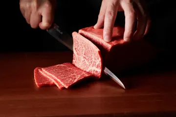 黒毛和牛一頭買いを徹底し、安心・安全・美味なA5ランク松阪牛を提供 | 【アニバーサリープラン】松阪牛の希少部位3種食べ比べやサーロインすきなど全9品ディナー＋飲み放題★三越前駅直結のビルで絶品松阪牛をいただくワンランク上の記念日