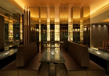 三越前の落ち着いた雰囲気にふさわしいラグジュアリー空間 | 【アニバーサリープラン】松阪牛の希少部位3種食べ比べやサーロインすきなど全9品ディナー＋飲み放題★三越前駅直結のビルで絶品松阪牛をいただくワンランク上の記念日