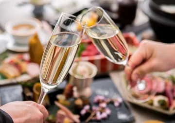 乾杯シャンパンで華やかに | 【Anny限定★窓側席確約クリスマスディナープラン】色鮮やかな八寸や松阪牛含む懐石全7品+乾杯シャンパン付き～★横浜の絶景を望む極上のひととき