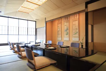 ご家族だけのプライベート空間で賑やかなひとときを | 【個室確約 ご長寿お祝いランチプラン】加賀の旬食材で織りなすお祝い会席「福寿」★ご家族だけの完全個室で贅沢なお祝いを★名古屋駅徒歩1分の好立地