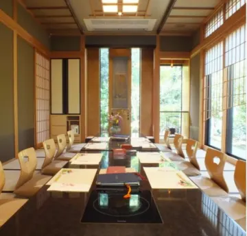 会話も弾むご両家だけのプライベート空間 | 【最大30名 個室確約×結納･顔合わせプラン】シルクのような湯葉と豆腐のお祝い懐石～福寿～★伝統の味わいを存分に堪能★和の趣が漂う空間で和やかな結納・お顔合わせを