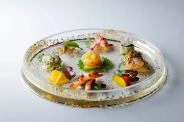 五感を満たす食体験★美容、健康、アンチエイジングが叶う唯一無二の“新”広東料理 | 【憧れのホテルレストラン×アニバーサリーランチ】感動を紡ぐ極上の食体験★旬野菜を堪能〜ヘルシーな“新”広東料理コース全7品＋乾杯シャンパン＋メッセージ付プレート★モダンとエレガンスが溶け合う洗練空間〜東京駅直結・東京ステーションホテル