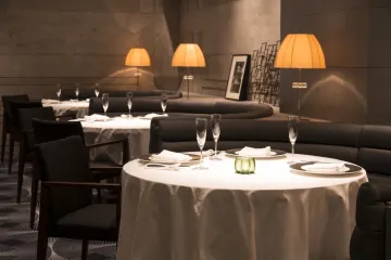 非日常へと誘う優美な洗練空間★穏やかに満ちていく至福のひととき | 【憧れのホテルレストラン×アニバーサリーランチ】感動を紡ぐ極上の食体験★旬野菜を堪能〜ヘルシーな“新”広東料理コース全7品＋乾杯シャンパン＋メッセージ付プレート★モダンとエレガンスが溶け合う洗練空間〜東京駅直結・東京ステーションホテル