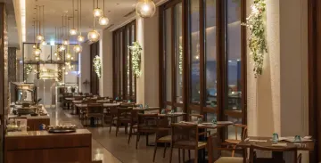 美しいガーデンを望む非日常空間★大切な方と紡ぐ特別なひととき | 【窓側席確約★ガーデンを望む非日常空間×記念日ディナー】季節の恵みを味わう洋食ディナーコース＋乾杯ドリンク＋メッセージを添えたホールケーキ★大磯プリンスホテル1階