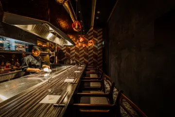 目の前で繰り広げられる匠の技を堪能する特等席 | 【Anny限定/アニバーサリープラン】赤坂駅から徒歩2分★黒毛和牛ヒレや天使海老を堪能する全7品＋メッセージ付きデザートプレート＋乾杯スパークリングワイン付き★赤坂の匠が織りなす特別なひとときを★