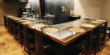 カジュアルで落ち着いた空間で楽しむ記念日 | 【アニバーサリー×鉄板焼きコース】選べる部位の和牛ステーキ×オマールエビ含む全8品をカウンターで堪能★乾杯スパークリング＋メッセージ付きプレートorメッセージ付きホールケーキ★特別なひとときを肥後橋で