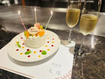 「メッセージ付きプレート」または「メッセージ付きホールケーキ」でサプライズを演出 | 【アニバーサリー×鉄板焼きコース】選べる部位の和牛ステーキ×オマールエビ含む全8品をカウンターで堪能★乾杯スパークリング＋メッセージ付きプレートorメッセージ付きホールケーキ★特別なひとときを肥後橋で
