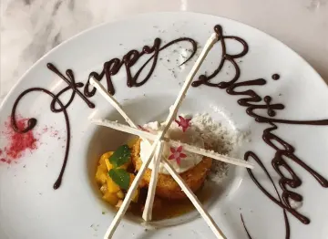 メッセージ付きデザートプレートで心温まるサプライズ | 【最大20名まで可/お祝いプラン】ボリューム満点！ポーク肩ロース含むフレンチディナー全6品＋メッセージ付きデザートプレート★100年の伝統とモダンが融合するレストラン★