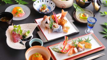 おめでたい席にふさわしい彩り鮮やかな会席料理 | 最大36名【個室確約★結納・顔合わせプラン】彩り鮮やかなお祝い会席全11品 ～梅コース～★乾杯ドリンク付き★ 地上33階からの絶景と共に、新たなご家族の誕生をお祝い！