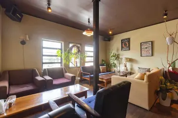 温かな灯りに包まれて過ごす、記念日のくつろぎ時間 | 【18名以上で貸切可／アニバーサリープラン】大満足のボリューム！お酒に合う逸品料理全7品+飲み放題★古河の絶品ビストロメニューで大人の記念日を満喫