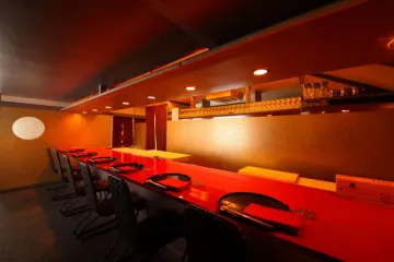 クラシックとモダンの融合した心地よく洗練されたくつろぎの空間 | 【個室選択可 アニバーサリープラン 6名様まで】極上の食材を味わう会席コース全9～10品「おまかせ会席」★緑豊かな豊中で絶品日本料理に舌鼓★