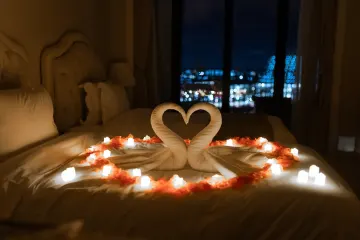 ホテルへ戻ると、そこにはお祝い装飾が…とびきりのダブルサプライズで一生の思い出を演出 | 【2025年クリスマス限定宿泊付き プロポーズプラン】2016年ミシュラン一つ星獲得！地産地消のフレンチコース＋オーダーメイドのデザートプレート＋チャペル貸切★レストランお食事→チャペル貸し切りプロポーズ→ホテルのお祝い装飾でダブルサプライズも可能★専任プロポーズプランナーが最高★プロポーズ丸投げプラン★の思い出をプロデュース★