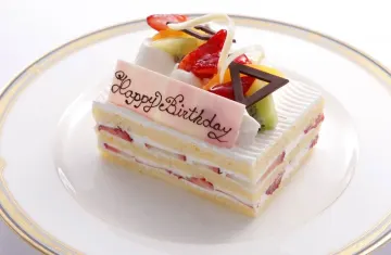 アニバーサリーのサプライズ演出にぴったりのメッセージ入りケーキ | 【プロポーズ/アニバーサリープラン】ディナークルーズ★船内窓側席で東京湾夜景を★黒毛和牛や豪華食材使用したフレンチディナー+乾杯酒＆フリードリンク+メッセージ入りお祝いケーキ付き★