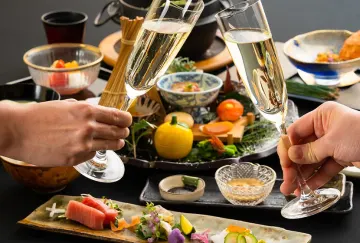 豪華な食材をふんだんに盛り込んだ新懐石とシャンパンのマリアージュ | 【半個室又は個室確約！バラの花束付きアニバーサリープラン】贅沢9品懐石＋シャンパンボトル＋メッセージ付きホールケーキ＋撮影＆記念写真付きボトルワイン★サンシャイン60の59階からの絶景と共に祝福