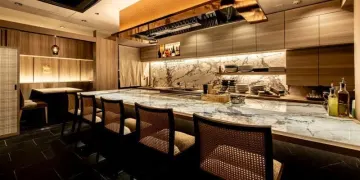 都会の喧騒を忘れる落ち着いた空間での特別な食事体験 | 【アニバーサリープラン】旬の魚やA5等級国産黒毛和牛フィレステーキ、お好み焼など全8品★北新地の隠れ家的レストランでお祝い