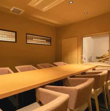 木のぬくもりあふれる和個室で寛ぎのひとときを | 【個室確約 お顔合わせプラン】多肴旬菜料理・牛ステーキ・あわび料理含む全20品ディナー＋乾杯ドリンク+メッセージプレート★中崎町の隠れ家懐石料理店