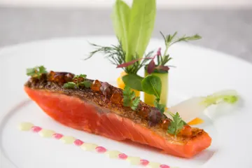  自然の恵みを存分に楽しむ極上のフランス料理で長寿のお祝い | 【還暦・ご長寿 ディナープラン】技巧を凝らしたナチュラルフレンチ全5品＋乾杯スパークリング＋パティシエ特製2段ケーキ＆メッセージ付き★大宮の隠れ家で心躍るお祝いのひととき