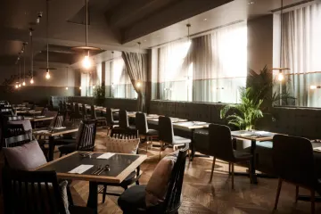 洗練された空間で過ごすアニバーサリーディナー | 【アニバーサリープラン】ディナーコース全6品＋ボトルスパークリング＋メッセージ付きホールケーキ＋フラワーボックス★大阪城公園で過ごす特別なアニバーサリーディナー